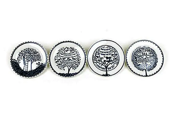 Для каждого сезона есть тарелка. Эта коллекция была разработана Робом Райаном и изготовлена Wild and Wolf. Это набор из четырех пластин, и каждый из них имеет другой рисунок, иллюстрирующий лето, весну, осень и зиму. Пластины имеют диаметр 23 см.