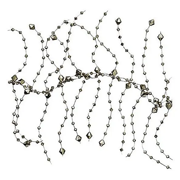 Это 72-дюймовая гирлянда с красивой золотой отделкой. Он выглядит сложным, и это сделает красивое украшение для рождественской тройки. Вы также можете использовать его для украшения других предметов, таких как люстра, стол или что-то еще. Он выполнен из пластика, поэтому он легкий и устойчивый.