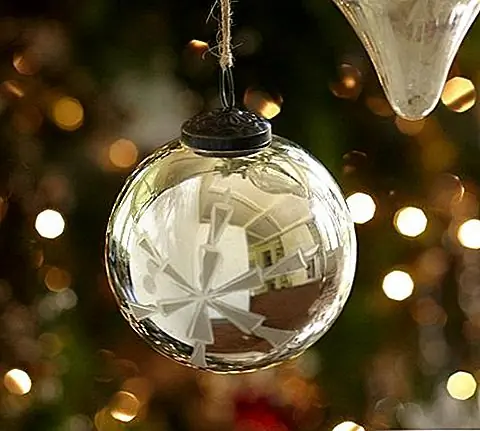 Мы заканчиваем наш топ этим красивым стеклянным шариком с рисунком с гравировкой и серебристым покрытием. Он измеряет 4 '' в диаметре и сделан из выдутого вручную стекла. Он имеет антикварную отделку из ртути и бронзовую металлическую крышку.