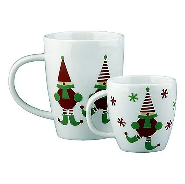 Это очень симпатичный набор из 2 подходящих кружек. Они имеют очень забавный и красочный отпечаток игривого эльфа, одетых на Рождество. Кружки бывают двух размеров и продаются отдельно. Взрослая кружка имеет очень большую ручку, что делает ее более удобной в использовании. Они изготовлены из супер белого фарфора, а также посудомоечная машина, микроволновая печь, морозильная камера и духовка.