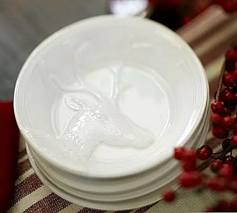 Это прекрасный набор из четырех погружных чаш с праздничными украшениями. У них есть олень в барельефе на дне. Этот набор был вдохновлен стихотворением 1823 года «Посещение Святого Николая». Чаши имеют диаметр 4,5 дюйма и высоту 1,5 дюйма. Они изготовлены из керамогранита с реактивной глазурью, и они оснащены микроволновой печью и посудомоечной машиной.