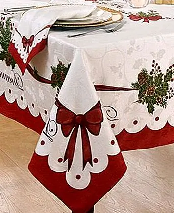 Для тех, кто предпочитает столовое белье в целом, это не будет Рождество без праздничного. Это столовое белье для рождественского мира и радости с сезонной печатью. Он сделан из хлопка и полиэстера, и он моется машиной. Посмотрите цену на маки.