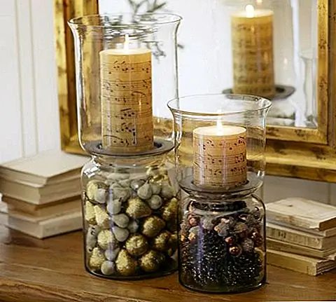 Это предмет, который можно использовать в течение всего года. В это конкретное время года это отлично подходит для показа сезонных украшений, сосновых деревьев, листвой или всего остального, о чем вы можете думать. Элементы имеют форму часового стекла, и они могут поддерживать свечу, установленную на съемной латунной пластине из бронзы. Он поставляется в двух размерах: маленький (диаметр 7,5 ", 14", высота до 3 ") и большой (диаметр 9", 20 ", высота до 4"). Они изготовлены из выдувного стекла с штампованным основанием из железа.