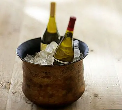 Этот прекрасный предмет сделан из железа, и у него была старая, позолоченная отделка. Это колоколообразное ведро для льда, оно имеет необычный дизайн. Ведро измеряет 11,5 "в диаметре и 8,5" по высоте. Старинная золотая проблемная отделка делает этот кусок поистине уникальным.