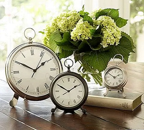 Это подарок, который я лично считаю очень интересным. Это часы pocketwatch с красивой антикварной отделкой. Он оснащен кварцевым механизмом, который обеспечивает точное хронометраж, а также имеет черные римские цифры на ярком белом фоне. Он был предназначен для отображения на стене или на рабочем столе. Корпус изготовлен из латуни, и ему требуется только одна батарея АА.