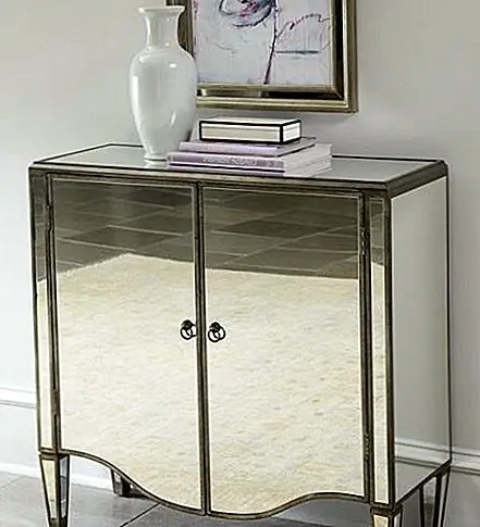 Еще один замечательный предмет мебели, также отраженный, но на этот раз для столовой находится сундук Лейла. Он также может быть легко интегрирован в гостиную, если это разделяемое пространство или вход. Сундук ручной работы из отдельных лиственных пород. Он имеет две двери и одну полку, и это отлично подходит для хранения всех видов вещей. Габаритные размеры сундука составляют 38 "W x 14" D x 37 "T. Он имеет потрясающий, но простой вид, и его легко интегрировать в различные декоры.