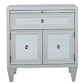 Эта стильная тумбочка входит в коллекцию Concerto. Он отличается инновационным сочетанием материалов и дизайном, вдохновленным стилем Hollywood Regency.Он имеет зеркальные фасады ящиков и лакированную отделку, а также внешний вид. Рама и ножки тумбочки изготовлены из твердых, высушенных в печи березовых лиственных пород с вишневыми винирами. Фронты выдвижного ящика имеют дополнительные толстые зеркала, которые могут быть сменными и съемными. Габаритные размеры тумбочки составляют 28 "W x 22" D x 30 "H. Коллекция включает еще четыре части.