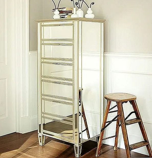 Башенный комод является частью той же коллекции, что и зеркальный зеркальный паркер, представленный ранее. Он имеет такую же отделку шампанского и позолоты, и он имеет размеры 24 "x 18" x 53,5 ". Он имеет высушенную в печи рамку из твердой древесины и зеркальный фронт. Комод имеет в общей сложности шесть ящиков, просторный и идеально подходит для хранения всех видов предметов и предметов.