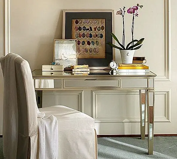 И так как мы начали представлять вам эту коллекцию, давайте продолжим работу с зеркальным столом в парке. Он имеет те же характеристики, что и две другие части из этой коллекции, которые уже представлены: высушенная в печи рамка из твердой древесины, зеркальная верхняя часть, боковые стороны и выдвижной ящик и скользящие выдвижные ящики, которые легко открываются и закрываются. Стол представляет собой часть заявления, с простым, но визуально прочным дизайном. Габаритные размеры стола составляют 48 "в ширину x 22" в глубину x 28 дюймов. Центральный ящик просторный и идеально подходит для офисных принадлежностей и личных вещей.