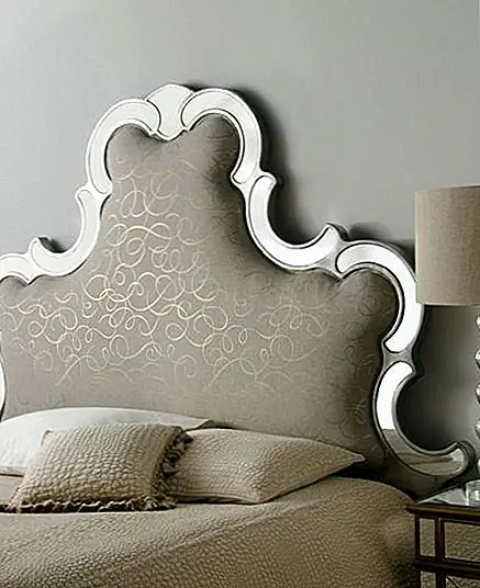 Изголовье может быть зеркально отражено. Возможно, было бы интересно увидеть полностью зеркальный, но до тех пор давайте посмотрим на это. Он имеет красивую форму с очень шикарной формой. Это сделано из дерева акации и закончилось, хотя вы больше этого не видите. Изголовье обрамлено зеркальным стеклом и серебристыми деревянными акцентами. Это часть коллекции Джона Ричарда, и она выпускается в двух размерах: королева и король.