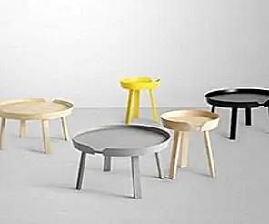 Вокруг лакированного круглого деревянного журнального столика