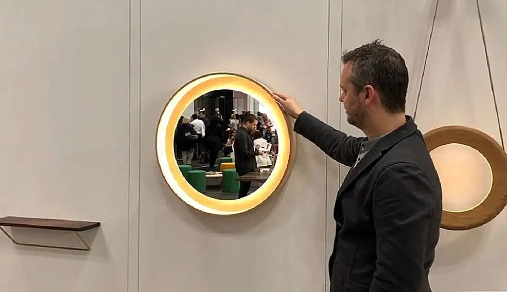 Исландский дизайнер Кьяртан Оскарссон специализируется на дизайне мебели. Его лампа Halo является частью серии, которая предназначена для создания связи между приспособлением и пользователем. Сама лампа не имеет видимых переключателей или диммеров. Элементы управления фактически встроены в лампу. Все, что нужно сделать пользователю, - это поворот прибора, чтобы выключить его или включить или изменить яркость.