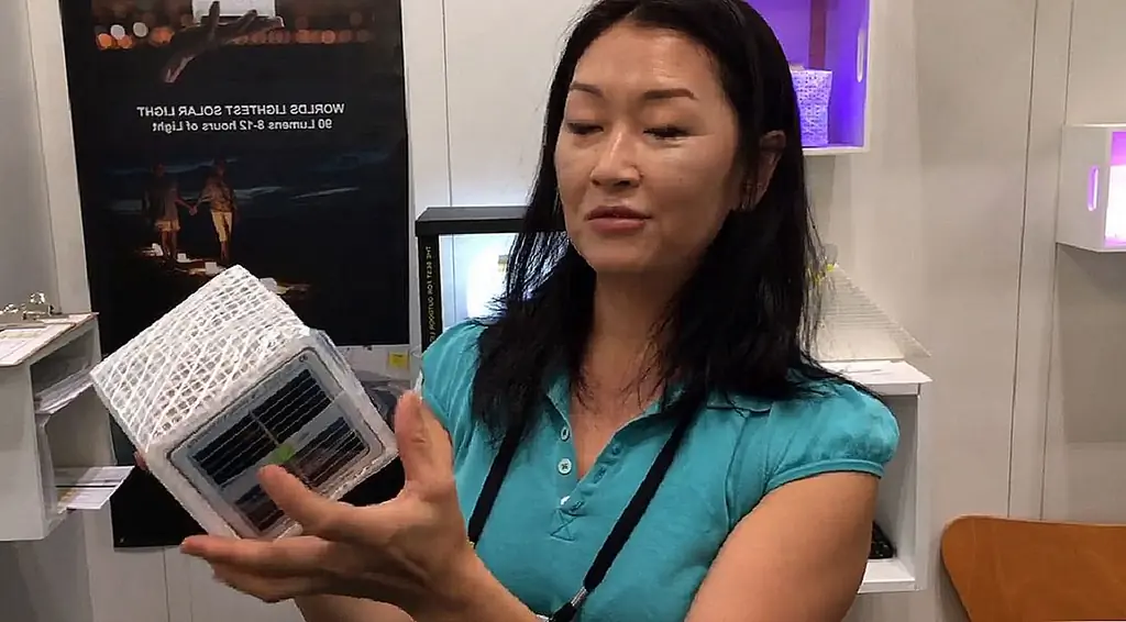 Solight Design - удивительный, надувной солнечный свет, который красив, устойчив и привлекателен для экологически сознательных потребителей. Он также предназначен для того, чтобы предоставить свет тем, кто в нем больше всего нуждается, во всем мире. Он сверхлегкий, водонепроницаемый, плавает и не нуждается в батареях. Отлично!