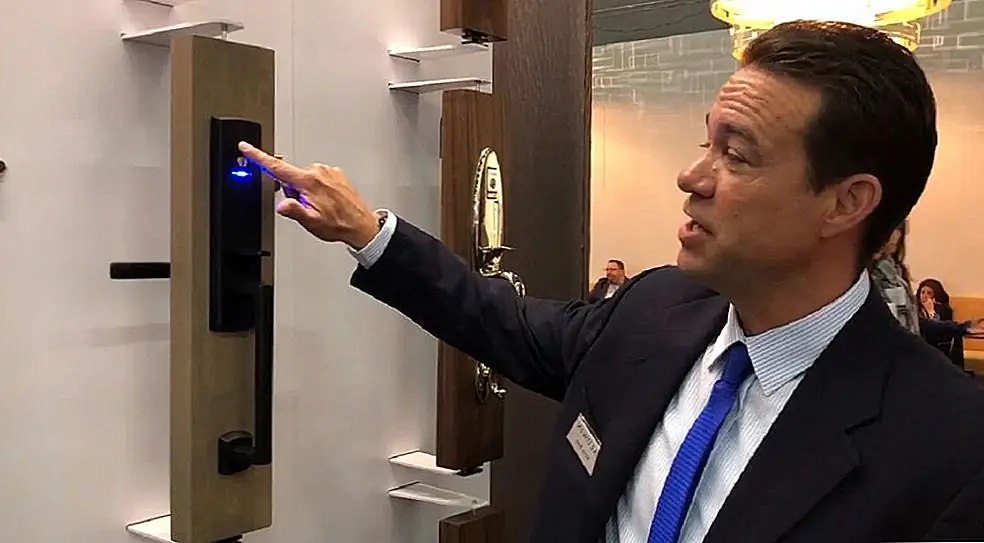 Не беспокойтесь о том, чтобы потерять ваши дома снова, когда у вас есть Evolve Smartlock от Baldwin. Вы можете не только управлять замком кончиком пальца, но и управлять его с помощью смартфона. Легко контролируйте, кто входит и выходит из вашего дома с вашим телефоном, и следите за временем, которое эти дети получили прошлой ночью! Блокировка также может подключаться к другим устройствам для смартфонов для создания полной системы.