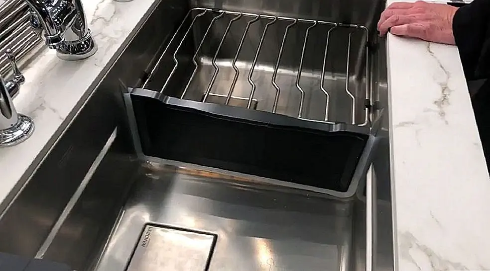 Это большое решение для кухни: выбираете ли вы крупную ратушу для фермы или стандартную раковину с двумя отсеками? Franke теперь позволяет вам иметь как инновационный раковину. Водонепроницаемый делитель можно легко вставить или удалить, чтобы переключить конфигурацию с одной до двух раковин. Он имеет два дренажа, поэтому независимо от способа использования раковины имеется достаточный дренаж. Он также поставляется с аксессуарами, такими как решетка для дополнительной функции.