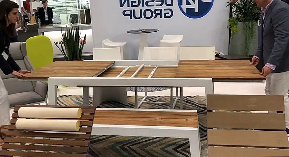 Наружная развлекательная для толпы - легкий ветерок с легко расширяемым столом. Эта модель, показанная Jetty 14, находится от MAMAGREEN и вмещает до 12 человек. Из набора из тика и алюминия в табличке расширения BAIA также имеется подходящая скамья. Компания известна своим высококачественным инновационным наружным бельгийским дизайном. Компоненты компании уравновешивают архитектурное вдохновение с природой для естественных стилей, позволяя расслабиться как для тела, так и для ума. Прочные детали удобны и качественны. Incorporated Chicago, MAMAGREEN имеет собственный завод в Индонезии