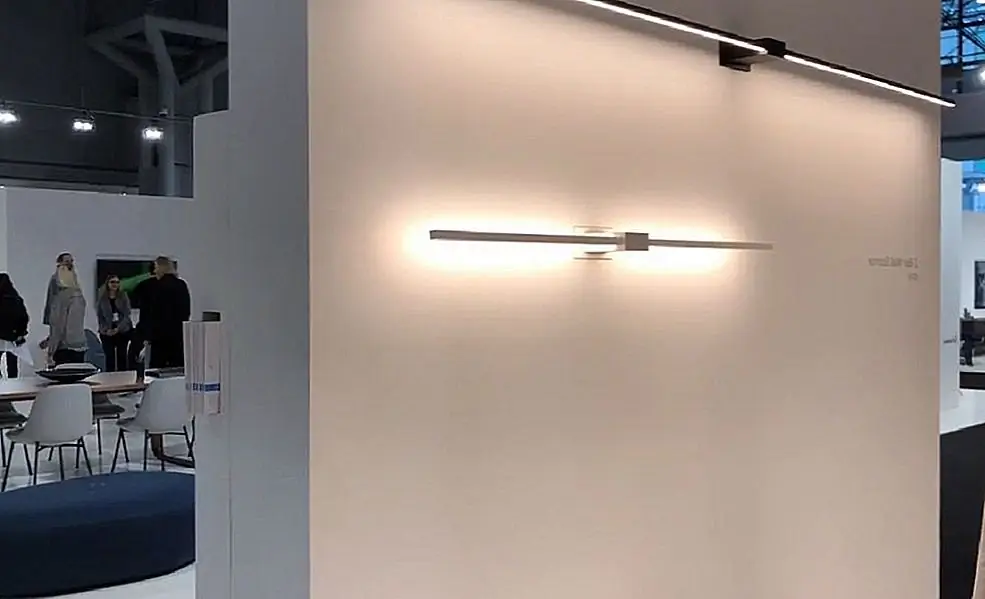 В большом отступлении от типичной лампочки и тени дизайнер Питер Нг создал оригинальную коллекцию ламп Z для Koncept для рабочего стола. Теперь она взяла ту же самую идею и применила ее к Z Bar Wall Sconce, тонкому стеновому свету, который имеет минималистский стиль. Обтекаемый стержень содержит полосу светодиодов, которые можно поворачивать, чтобы обеспечить свет вниз или к стене для большего внешнего освещения. Новые модели доступны в двух вариантах.