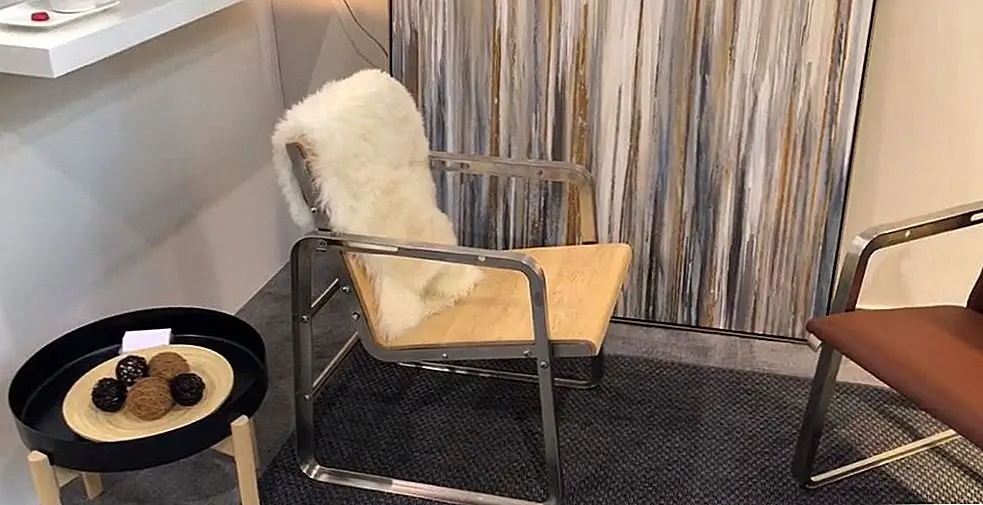 Еще один компактный дизайн, который может стать спасателем жизни городских жителей, - это кабриолет от Frevent Design. С щелчком металлического бруса стул с высоким углом наклона поворачивается вниз в низкое угловое сиденье, которое подходит для использования в обеденном столе. Инновационный дизайн обтянут кожей, поэтому он очень удобен и чрезвычайно функциональен.