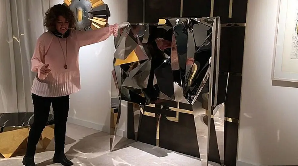 Инновационные серебряные дизайнеры из галереи Garrido из Испании создают великолепные геометрические конструкции всех видов. Владельцы галереи построили традицию студии, начатую их семьей, и известны своими безупречными произведениями. Этот драматический кабинет состоит из углов и плоских поверхностей, которые вместе создают кусок, который приносит в голову разрушительные айсберги, осколки стекла или, возможно, скалистые вершины.