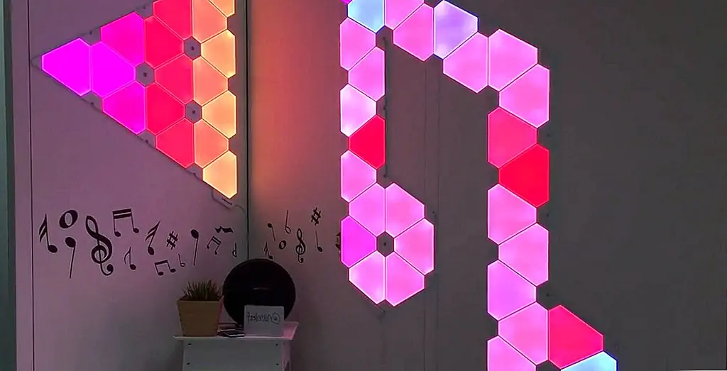 Лидер Smart Light Nanoleaf создал эти светлые панели, которые наполняют вашу жизнь цветом и дополняют модуль дополнений Rhythm, объединяет вашу любимую музыку с огнями. Аранжированные в любой конфигурации, которые вам нравятся на плоской поверхности, их можно контролировать с помощью приложения, которое также позволяет создавать сцены или планировать ваши любимые музыкальные и цветовые схемы. Панели света также могут контролироваться Сири, Амазонской Алекса или Google Assistant.