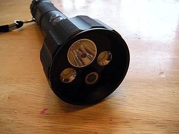 Вот еще один замечательный современный инструмент, хотя он немного дорог. За $ 226.99 вы сможете получить этот удивительный видеорегистратор с подсветкой. Это в основном фонарик с камерой внутри. Он может записывать до 4 ГБ или 2 часа, и он очень прост в использовании. Он имеет 2 кнопки. Верхняя часть активирует и останавливает видеозапись, а нижняя - фонарик. Кроме того, он не требует батарей.