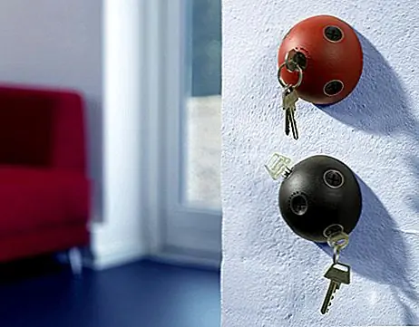 Вот еще один интересный дизайн держателя клавиш. Это круглый малый предмет, который должен быть установлен на стене и имеет несколько мест, в которые вы можете вставить свои ключи. Он может быть красного или черного цвета и имеет простой, но гениальный и классный дизайн. Это очень умный способ убедиться, что вы всегда знаете, где найти ваши ключи. Находится на сайте.