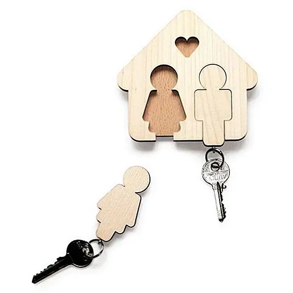 Все ключевые держатели являются практичными и полезными. Но проблема с большинством из них в том, что, если у вас нет аксессуара, чтобы помочь вам отличить ваши ключи от кого-то другого, вы можете в конечном итоге взять неправильные ключи. Этот брелок имеет идеальный дизайн для решения проблемы. Это его и ее ключ-держатель, похожий на крошечный дом с двумя силуэтами, которые вписываются в резные пространства. Они могут использоваться в качестве аксессуаров для ключевого кольца. Доступны на месте.