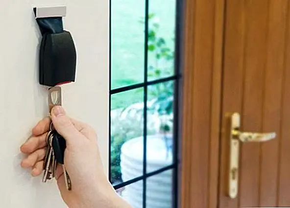 Вот еще один интересный дизайн ключа. Это ключевой держатель Buckle Up, и он фактически сделан из ремня безопасности. Это делает его привлекательным и экологичным. Отремонтированные ремни безопасности повторно используются и превращаются в настенные части. Они отлично подходят для любителей автомобилей и гарантируют, что вы никогда не потеряете ключи от машины. Доступно за 20 $.