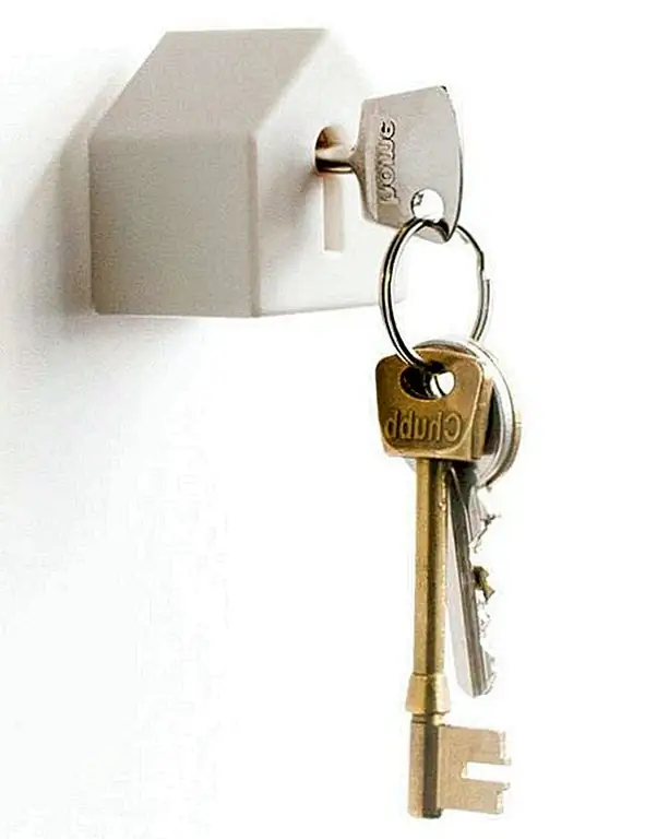 Держатель ключей Buckle Up позаботится о ваших автомобильных ключах, но как насчет ключей к вашему дому? Для тех, кто может использовать держатель ключа дома. Как вы можете видеть, это похоже на крошечный дом, который монтируется на стене. Вы вставляете ключ и держите его. Приятная вещь в этом дизайне заключается в том, что после того, как вы откроете дверь, вы можете сразу вставить ключ в держатель ключа, не выполняя никаких других маневров. Доступно за 16 $.