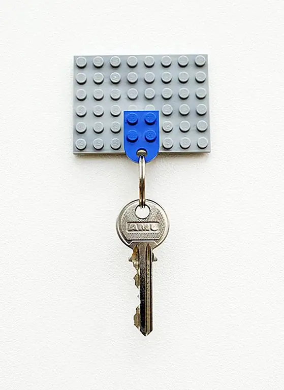 Если вы предпочитаете что-то немного более игривое, возможно, вы бы хотели попробовать этот брелок для ключей Lego. Это кусок DIY, но его очень легко собрать, учитывая тот факт, что он имеет только две части. Важной частью является номер детали Lego 3176. С этим вы сможете создавать всевозможные конструкции. Вы можете настроить держатель ключей любым способом, который вы хотите. Настроить на minieco.
