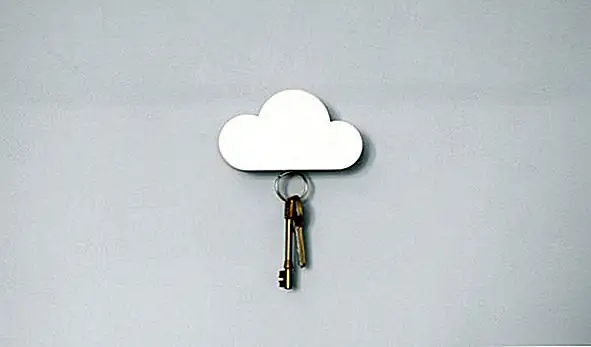 Если вам нужно что-то очень простое и шикарное, тогда вы должны взглянуть на этот прекрасный держатель ключей. Он имеет форму облака, он очень прост и подходит для любого декора. Вы можете повесить маленькое облако у двери, и это напомнит вам о том, чтобы положить туда свои ключи. Это магнитный держатель ключа, поэтому он не имеет крючков или других подвесных систем. Доступен на месте.