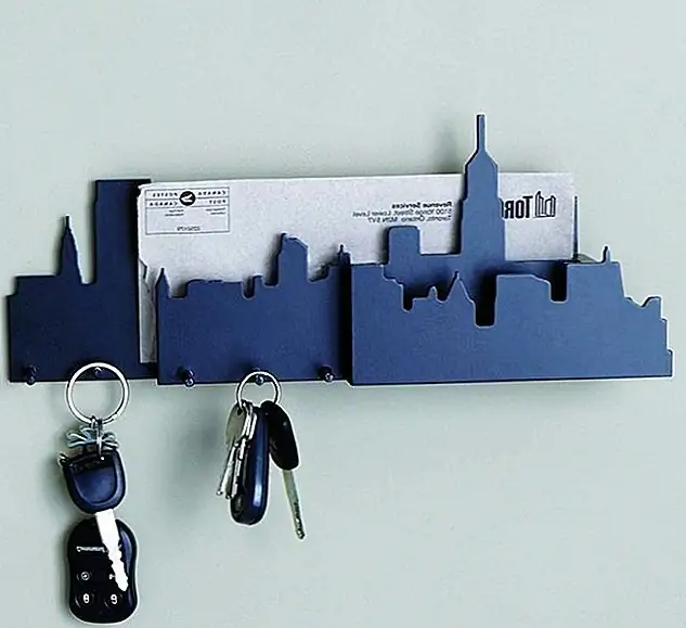 Вот более сложный дизайн, который служит как держателем ключа, так и почтовым держателем. Обратите внимание на силуэт городского пейзажа. Это просто, монохроматично и идеально подходит для вашего входа. Он позволяет вам хранить почту, как только вы ее получите, а также имеет небольшие крючки для хранения ваших ключей. Доступно за 20 $.