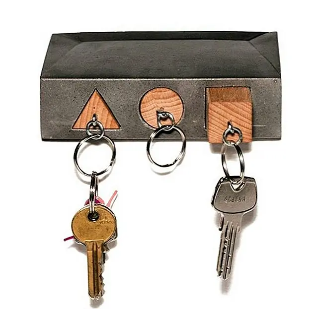 Вот более грубый, но все еще веселый и классный дизайн держателя ключей. Этот брелок имеет бетонную деталь, которая должна быть установлена на стене. Кусок имеет три резных пространства в нем, каждый с другой формой и три деревянных блока, которые в них вписываются. Вы можете использовать деревянные блоки и аксессуары для вашего брелка, а затем, когда вы вернетесь домой, просто вставьте их в бетонный блок. Доступно за 58 $.