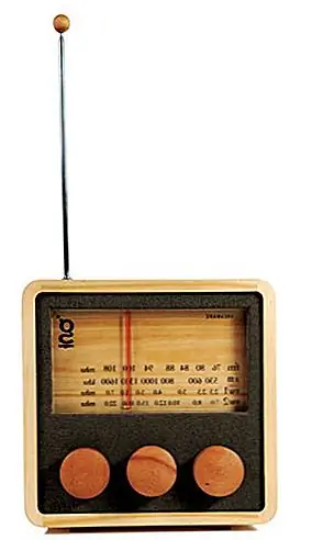 Это также небольшое, но удивительное радио. Он имеет размеры 7,5 х 4 х 7,5 дюйма, имеет AM / FM-радио с 2 коротковолновыми полосами, аудиовход для поддержки mp3 и питание от 4 батарей AA или 6 В постоянного тока. Он также имеет порт линейного выхода для подключения внешнего источника звука, такого как iPod или mp3-плеер. Это ручной работы с использованием экологически чистых материалов, и это замечательно для различных помещений, таких как офисы, спальни, кухни и т. Д. Доступно за 250 $.
