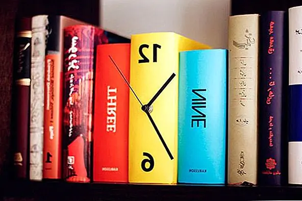 Если вам не нужен яркий яркий элемент в вашей комнате, потому что он не идет с вашим предыдущим дизайном, вы всегда можете пойти на черно-белый. Эта модель проста, как и другая, но более элегантная и тонкая. Кроме того, Table Clock Book также станет отличным подарком для любого книжного червя, ученика и сборщика книг в вашей жизни. И благодаря своей маскировочной способности, это интересные часы могут сделать забавную игру «can-you-spot-it». Декор интерьера иногда является лучшим видом декора. Как вы думаете?