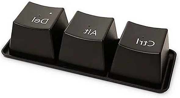 Этот гениальный комплект поставляется с белым или с черным интерьером. Он также имеет стилизованный лоток для печатной платы, который сделает чашки более реалистичными. Чашки изготовлены из прочного пластика, без проблем могут задерживать горячие напитки. Несмотря на то, что мне нравятся эти забавные чашки, я все еще чувствую, что может быть немного сложно и неудобно держать чашки, когда у них нет ручки. Тем не менее, я до сих пор очень люблю чашки. Они могут стать отличным подарком для тех, кто любит компьютеры или работает в этой области.