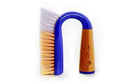 Как вы можете видеть из названия, кисть специально предназначена для очистки раствора и плитки и изготовлена из переработанного пластика и бамбука. То, что действительно интересно и особенное в этой кисти, - это форма, так как она имеет необычную ручку, которая кривит, чтобы вы могли схватить и крепко удерживать ее, когда вы чистите плитки в ванной комнате. Таким образом, это будет проще и эффективнее. Ручка изготовлена из бамбуковой древесины, которая защищена специальным слоем масла, и положение кисти позволяет ей высохнуть, не сохраняя влаги и грязи. Товар теперь можно приобрести за 5,95 $.