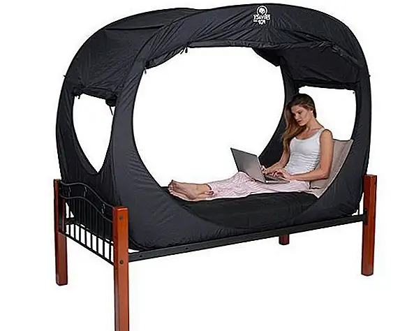 Я сам студент, и мой текущий «рецепт» для хорошего сна - это спящая маска и ушные пробки. Это работает очень хорошо, но у него есть главный недостаток: я ничего не вижу и не слышу от своих соседей по комнате, и если вы приносите девочку, может быть довольно неудобно быть самим собой. Я, вероятно, закажу это в следующие минуты, потому что это действительно полезно, предлагая мне полную конфиденциальность в середине комнаты.