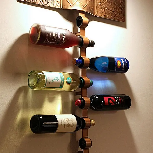 Простая и практичная винная стойка Blomus