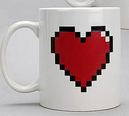 О, хорошая старая плохая графика видеоигр. Я помню дни, когда большие пиксели заполняли мой экран ПК, и любой графический элемент имел грубые края. У этих кружек есть пиксельное сердце на них, чтобы напомнить тем, кто знает, что я говорю о «происхождении». Найдено для 14 $.