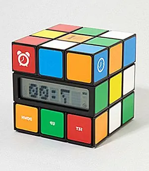Rubik Cube хорошо известен во всем мире, несмотря на его сложность, несмотря на то, что всегда есть парни, которые могут понять это в одно мгновение. Если большинство из нас даже не хочет слышать о математике, некоторые люди не могут этого получить. Как доказательство того, что я только что сказал, стоит этот будильник Рубика Куба. Просто поверните верхний ряд, чтобы переключаться между датой, временем, сигналом тревоги или температурой. Любимая игрушка 80-х возвращается! Доступно за 30 $.