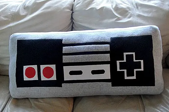 Говоря об играх, игровая консоль была и остается популярной не только среди видов. Я помню старые игры Nintendo с этими двумя громоздкими контроллерами, и я получаю холод в своем теле, когда вижу эти подушки, которые выглядят точно так же, как настоящая вещь. Дизайны менялись с годами, но эта приятная подушка имитирует первые выпуски игровых консолей. Еще один энтузиаст компьютерных игр должен иметь доступ к 30 $.