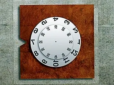 Вторая модель имеет два диска друг над другом, которые закреплены на деревянной опоре, которая имеет отступы, отмеченные маркой. Диски вращаются, и один из них показывает час, а другой - минуты, и вы можете прочитать правильное время, когда метка вырезана из дерева. Вы можете видеть, что? Часы показывают 7:25. На самом деле это очень просто, но кто-то должен сначала показать его вам или прочитать некоторые инструкции.