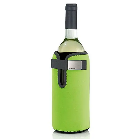 Втулка также изготовлена из неопрена, и она служит для хранения бутылки вина, которую вы хотите попробовать, даже если на улице очень жарко. Это может быть жарко, но это еще лето, и это праздничный сезон, поэтому люди настроены романтично и хотят попробовать прохладное вино на крыльце, террасе, балконе или даже пляже, поэтому им нужно это удобное устройство. Охлаждающий рукав поставляется из немецкого дизайнерского дома Blomus и является идеальным аксессуаром для вашей бутылки белого вина, когда это лето, и вы хотите сделать свой ужин идеальным. Он доступен в четырех цветах (белый, красный, зеленый и черный), его очень легко транспортировать, даже на пляже, и его можно мыть вручную. У вас может быть один такой гаджет за $ 26.99 от Lekker.