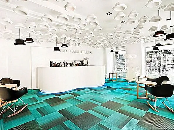 На трех верхних этажах находится двадцать пять спален. Все уровни, в том числе и на полу, воссоединяются как дизайн ковров. Все этажи покрыты цветными ковриками InterfaceFlor, которые имеют современный геометрический дизайн, основанный на контрастах и оттенках того же цвета. На самом деле они создают впечатление цветного света, выходящего с пола. На крыше отеля есть терраса, из которой открывается панорамный вид на пейзаж.