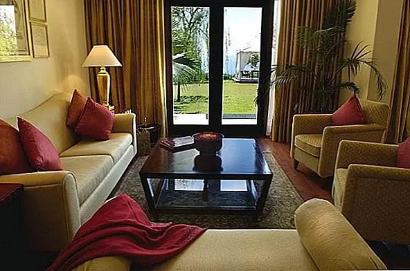 Курорт открыт в сентябре 2000 года и включает в себя отреставрированный дворец Viceregal, спа-салон мирового класса, 75 номеров люкс и люксов и 3 частные виллы с невероятно красивым видом на реку Ганг и близлежащие горы. Гости могут омолодиться в спа-салоне площадью 24 000 квадратных футов с широким выбором процедур в 21 процедурной кабине и 4 переговорных комнатах. Курорт также предлагает роскошные гидротерапевтические объекты, Институт красоты, открытый плавательный бассейн с контролируемой температурой, сауну, парные и полностью оборудованный тренажерный зал. Даже мысль об этом расслабляет вас.