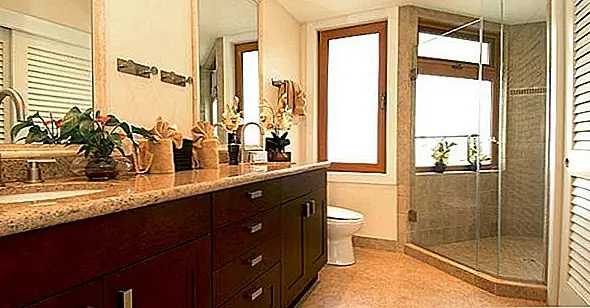 Вы также можете насладиться бассейном с соленой водой комплекса. Поскольку это экзотическое место, в интерьерах преобладают желтые оттенки, которые создают теплую и приятную атмосферу. Есть еще красное, синее, зеленое, натуральное дерево и черные акценты, которые добавляют к этому уникальному месту больше цвета и жизни.