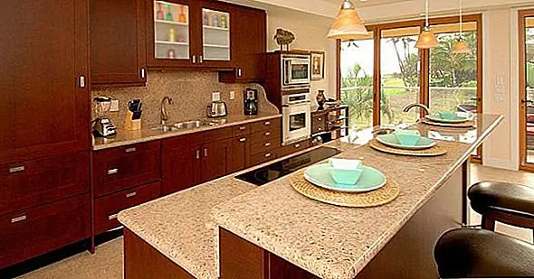 Это часть роскошных вилл на побережье, которые представляют собой четыре отдельные единицы площадью около 2000 квадратных футов каждая, которые можно взять напрокат либо в комплексе с 12 спальнями, либо в 4 отдельных виллах. Каждая из вилл содержит 2 мастер-люкса и гостевую спальню с собственной ванной комнатой. Две из вилл имеют половину ванны с кухни.