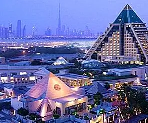 Роскошная пирамида Raffles Dubai Hotel