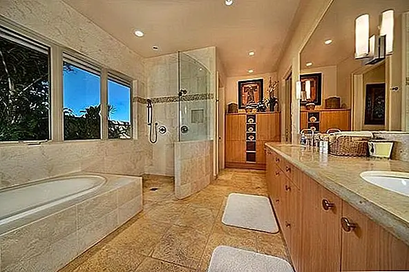 Теплые нюансы цветов, экзотические цветочные принты и картины на стенах создают уютные и уютные интерьеры. Спа, спорт, который вы можете попрактиковаться, и экзотические виды делают это место настоящей достопримечательностью для всех, кто любит развлечение и не скучает. По цене, которая идет от $ 1,095 до $ 1,695, вы можете провести здесь незабываемые моменты. Вас очаруют очаровательные виды на Тихий океан, соседние острова и пляжи с белым песком.